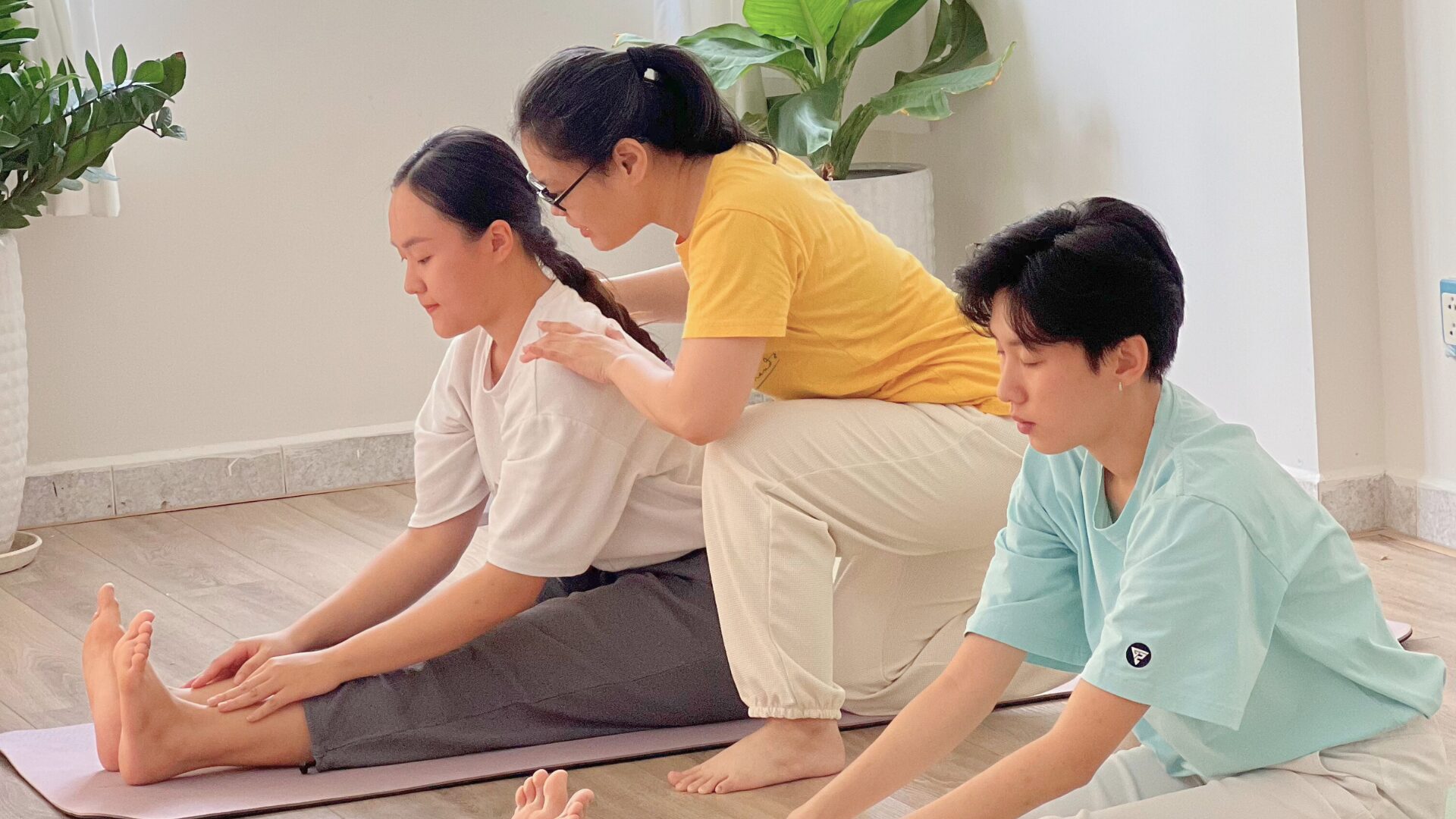 Giáo viên 4U Yoga hướng dẫn Học viên thực hành giãn cơ