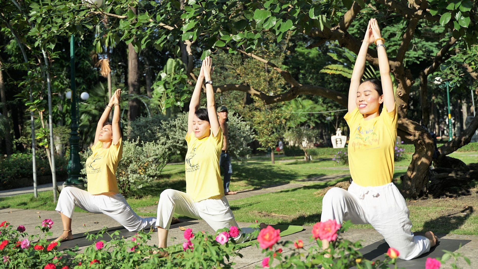 Học viên 4U Yoga cùng Thực hành ngoài trời