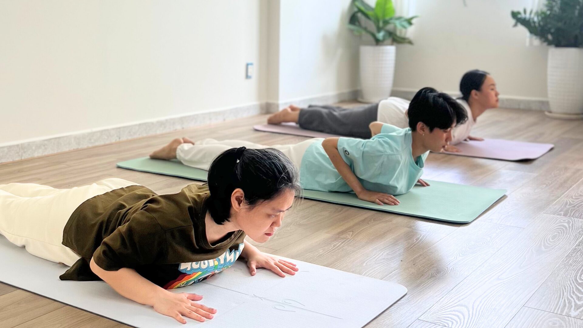 Học viên thực hành Yoga 3Đ ở Tư thế Rắn hổ mang